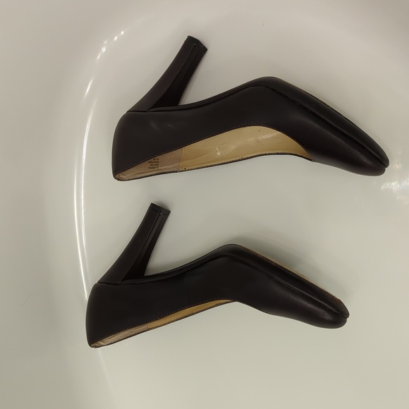 O by Oscar De La Renta Pumps on Chocolate Brown - Picture 10 of 11